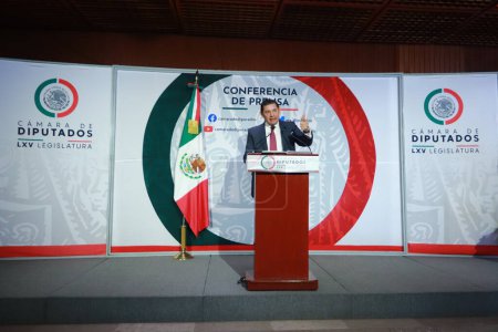 Foto de 17 de enero de 2024 en Ciudad de México, México: El senador Alejandro Armenta del Partido Morena hace gestos mientras habla durante una conferencia de prensa en la Cámara de Diputados de México. 17 de enero de 2024. En Ciudad de México, México. - Imagen libre de derechos