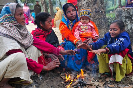 Téléchargez les photos : 17 janvier 2024 Sylhet-Bangladesh : Les enfants et les personnes âgées souffrent de la sévérité croissante de l'hiver. Surtout les habitants des jardins de thé à Sylhet parce que les hivers sont plus rigoureux dans les jardins de thé - en image libre de droit