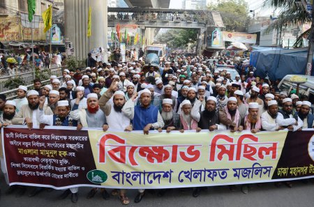 Téléchargez les photos : 19 janvier 2024, Dhaka, Bangladesh : Bangladesh Khilafat Majlis Dhaka Rassemblement et procession de protestation du Nord et du Sud devant la porte nord de la mosquée Baitul Mukarram - en image libre de droit