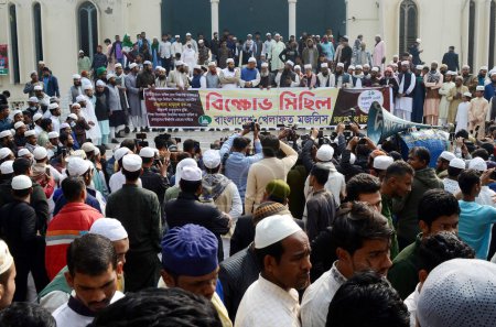 Foto de 19 de enero de 2024, Dhaka, Bangladesh: Bangladesh Khilafat Majlis Dhaka Metropolitan Manifestación y procesión de protesta en el norte y el sur frente a la puerta norte de la mezquita Baitul Mukarram - Imagen libre de derechos