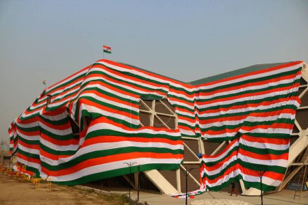 Foto de Enero 23,2024, Srinagar Cachemira, India: Empleados del gobierno cubren la periferia de un edificio de estadio interior con un tri-color indio gigante antes del Día de la República de la India en Srinagar - Imagen libre de derechos