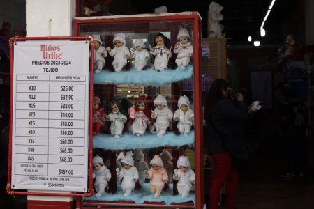 Foto de 23 de enero de 2024, Ciudad de México, México: Las tiendas venden a Dios niño con disfraces con varios temas antes del Festival de la Candelaria en la Plaza Dios niño en la Ciudad de México - Imagen libre de derechos