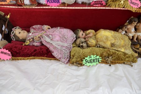 Téléchargez les photos : 23 janvier 2024, Mexico, Mexique : Des magasins vendent des enfants de Dieu avec des costumes sur différents thèmes avant le festival Candelaria sur la place de l'enfant de Dieu à Mexico - en image libre de droit