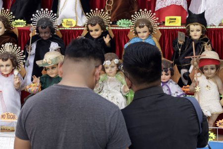 Téléchargez les photos : 23 janvier 2024, Mexico, Mexique : Des magasins vendent des enfants de Dieu avec des costumes sur différents thèmes avant le festival Candelaria sur la place de l'enfant de Dieu à Mexico - en image libre de droit