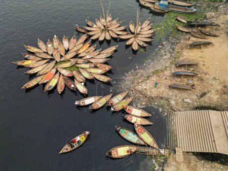 30 janvier 2024, Dacca, Bangladesh : Vue aérienne des bateaux à passagers en bois le long du port de la rivière Buriganga. Les bateaux, ornés de tapis aux motifs colorés, transportent les travailleurs de la périphérie de la ville à leur travail