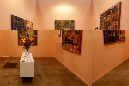 Téléchargez les photos : 7 février 2024, Mexico, Mexique : Une personne fait une visite guidée lors de l'exposition d'art contemporain Zona Maco au Centro Citibanamex - en image libre de droit