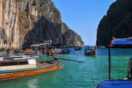 Téléchargez les photos : 23 février 2024, Phuket, Thaïlande : Les visiteurs profitent d'une promenade en bateau à longue queue près de l'archipel Phi Phi qui est situé dans la mer d'Andaman, au sud de la Thaïlande dans la province de Phuket - en image libre de droit