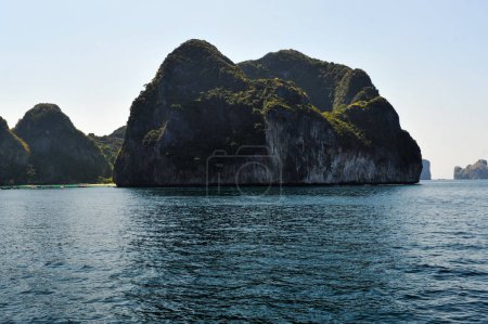 Foto de 23 de febrero de 2024, Phuket, Tailandia: Vista del pequeño archipiélago Phi Phi que se encuentra en el mar de Andamán, al sur de Tailandia en la provincia de Phuket, una isla montañosa y selvática que tiene algunas de las playas más populares de Tailandia - Imagen libre de derechos