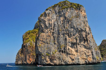 Foto de 23 de febrero de 2024, Phuket, Tailandia: Vista del pequeño archipiélago Phi Phi que se encuentra en el mar de Andamán, al sur de Tailandia en la provincia de Phuket, una isla montañosa y selvática que tiene algunas de las playas más populares de Tailandia - Imagen libre de derechos