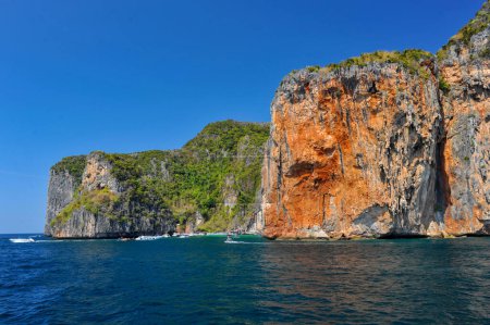 Téléchargez les photos : 23 février 2024, Phuket, Thaïlande : Vue sur le petit archipel Phi Phi qui est situé dans la mer d'Andaman, au sud de la Thaïlande dans la province de Phuket, une île montagneuse et jungle qui possède certaines des plages les plus populaires de Thaïlande - en image libre de droit