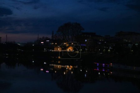 Téléchargez les photos : 05 mars 2024, Srinagar, Inde : Vue de Masjid Bilal (RA) illuminé situé sur les rives de la rivière Jhelum à Srinagar - en image libre de droit