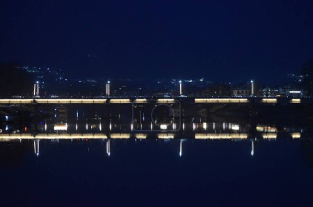 05. März 2024, Srinagar, Indien: Eine beleuchtete Brücke über den Fluss Jhelum am Abend in Srinagar
