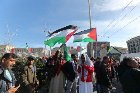 Foto de 15 de marzo de 2024, Nápoles, Italia: Manifestantes enarbolan banderas mientras participan en una protesta para llamar en voz alta para detener el genocidio del pueblo palestino - Imagen libre de derechos