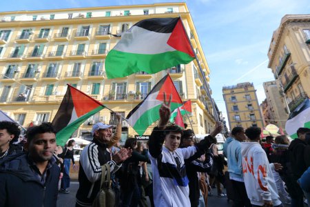 Foto de 15 de marzo de 2024, Nápoles, Italia: Un joven participa durante una protesta para llamar en voz alta para detener el genocidio del pueblo palestino - Imagen libre de derechos
