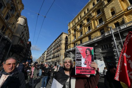 Foto de 15 de marzo de 2024, Nápoles, Italia: Manifestantes participan durante una protesta para llamar en voz alta a detener el genocidio del pueblo palestino - Imagen libre de derechos