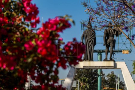 Téléchargez les photos : 13 mars 2024, Ecatepec de Morelos, Mexique : Une statue est vue à travers les jacarandas qui peuvent atteindre 20 mètres de hauteur, avec cela le début du printemps commence avec les arbres fleurissant avec des pétales lilas - en image libre de droit