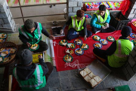 Téléchargez les photos : 19 mars 2024, Srinagar, Inde : Des musulmans du Cachemire préparent de la nourriture pour les gens rompent leur jeûne, devant une mosquée pendant le mois sacré du Ramadan - en image libre de droit