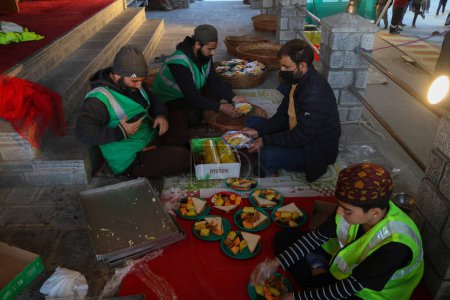 Téléchargez les photos : 19 mars 2024, Srinagar, Inde : Des musulmans du Cachemire préparent de la nourriture pour les gens rompent leur jeûne, devant une mosquée pendant le mois sacré du Ramadan - en image libre de droit