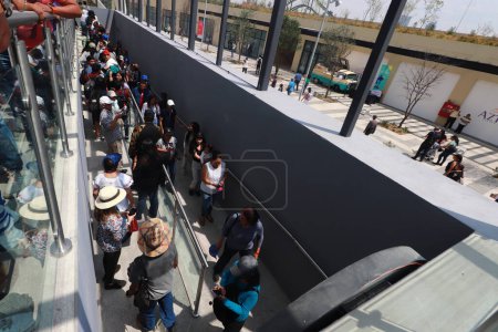 Téléchargez les photos : 20 mars 2024 à Mexico, Mexique : les gens font la queue pour entrer dans le parc urbain "Aztlan", situé dans la deuxième section de la forêt de Chapultepec - en image libre de droit