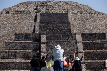 Foto de 21 de marzo de 2024, Estado de México, México: Los turistas visitan la Pirámide del Sol para unirse al marco del equinoccio de primavera en la zona arqueológica de Teotihuacán en el Municipio de Teotihuacán, en el Estado de México - Imagen libre de derechos