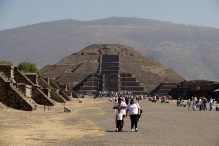 Foto de 21 de marzo de 2024, Estado de México, México: Los turistas visitan la Pirámide del Sol para unirse al marco del equinoccio de primavera en la zona arqueológica de Teotihuacán en el Municipio de Teotihuacán - Imagen libre de derechos