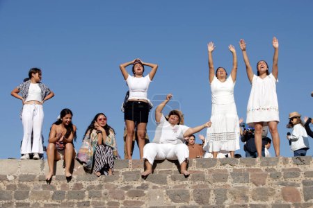Foto de 21 de marzo de 2024, Estado de México, México: Los turistas visitan la Pirámide del Sol para unirse al marco del equinoccio de primavera en la zona arqueológica de Teotihuacán en el Municipio de Teotihuacán - Imagen libre de derechos