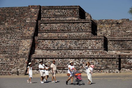 Téléchargez les photos : 21 mars 2024, État de Mexico, Mexique : Les touristes visitent la pyramide du Soleil pour rejoindre le cadre de l'équinoxe de printemps dans la zone archéologique de Teotihuacan dans la municipalité de Teotihuacan - en image libre de droit