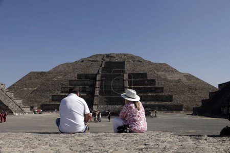 Téléchargez les photos : 21 mars 2024, État de Mexico, Mexique : Les touristes visitent la pyramide du Soleil pour rejoindre le cadre de l'équinoxe de printemps dans la zone archéologique de Teotihuacan dans la municipalité de Teotihuacan, dans l'État de Mexico - en image libre de droit