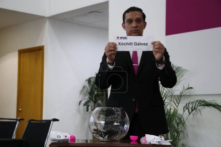 Téléchargez les photos : 22 mars 2024, Mexico, Mexique : Une hôtesse montre le nom de la Xochitl Galvez lors de la tombola électorale lors de la session publique de la Table des représentants des débats présidentiels - en image libre de droit