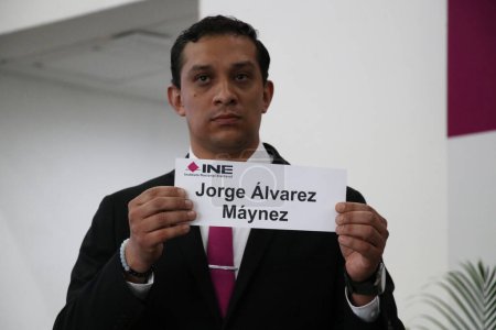 Téléchargez les photos : 22 mars 2024, Mexico, Mexique : Une hôtesse montre le nom de Jorge Alvarez Maynez lors de la tombola électorale lors de la session publique de la Table des représentants des débats présidentiels - en image libre de droit