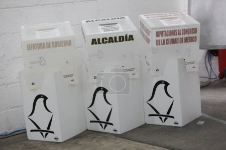 Téléchargez les photos : 11 avril 2024, Mexico, Mexique : urnes électorales qui seront utilisées lors des prochaines élections, vues lors de la présentation du matériel électoral pour le jour du scrutin du 2 juin 2024, pour voter pour le chef du gouvernement du Mexique, députés - en image libre de droit