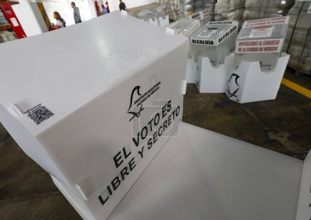 Téléchargez les photos : 11 avril 2024, Mexico, Mexique : urnes électorales qui seront utilisées lors des prochaines élections, vues lors de la présentation du matériel électoral pour le jour du scrutin du 2 juin 2024, pour voter pour le chef du gouvernement du Mexique, députés - en image libre de droit