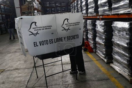 Téléchargez les photos : 11 avril 2024, Mexico, Mexique : urnes électorales qui seront utilisées lors des prochaines élections, vues lors de la présentation du matériel électoral pour le jour du scrutin du 2 juin 2024 - en image libre de droit