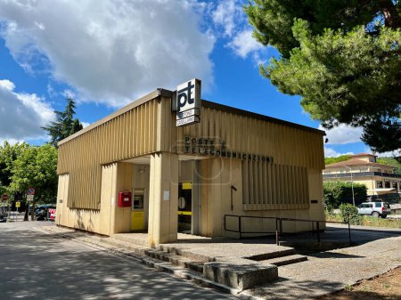 Foto de El edificio de oficinas de correos en la ciudad de Sarteano (Italia). Foto de alta calidad - Imagen libre de derechos