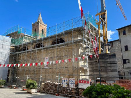 Foto de Reconstrucción la Colegiata de San Lorenzo es un lugar de culto católico en el centro histórico de Sarteano, en la provincia de Siena. - Imagen libre de derechos