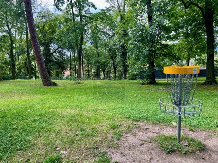 Téléchargez les photos : Panier de golf de disque dans le parc Letna, Teplice tchèque - République. Photo de haute qualité - en image libre de droit