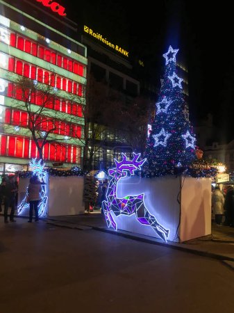 Foto de PRAGA, REPÚBLICA CHECA - 25.12.2018: Árboles de Navidad en la Plaza Wenceslao. Imágenes de renos. Mercado de Navidad. Foto de alta calidad. - Imagen libre de derechos