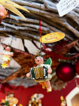 Foto de Ángel de juguete del árbol de Navidad en el mercado de Navidad. Juguetes tradicionales Seiffens. Angel toca el acordeón. Foto de alta calidad - Imagen libre de derechos