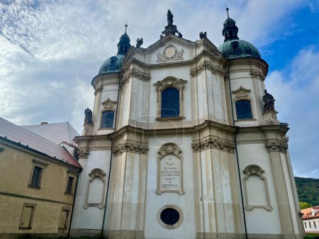 Foto de Monasterio estatal cisterciense de Osek, iglesia delantera de Ossegg, República Checa. Un rosal. Foto de alta calidad - Imagen libre de derechos