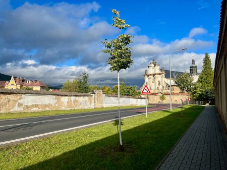 Foto de OSEK, REPÚBLICA CHECA - 14.10.2023: Las calles de un antiguo pueblo checo. Casas antiguas, monasterios, etc. Foto de alta calidad - Imagen libre de derechos