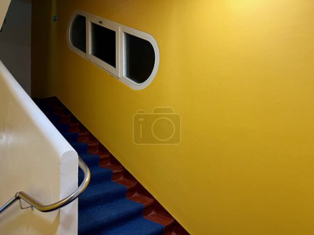 Téléchargez les photos : Fenêtres futuristes sur les murs jaunes. Solutions et design non conventionnels. Photo de haute qualité - en image libre de droit
