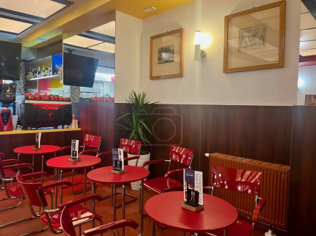 Téléchargez les photos : Brno, République tchèque - 20.12.2023 : Restaurant élégant aux couleurs rouges. Restaurant de l'hôtel. Photo de haute qualité - en image libre de droit