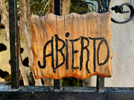 ABIERTO signe le mot espagnol pour OUVERT dans une planche en bois. Style traditionnel. Photo de haute qualité