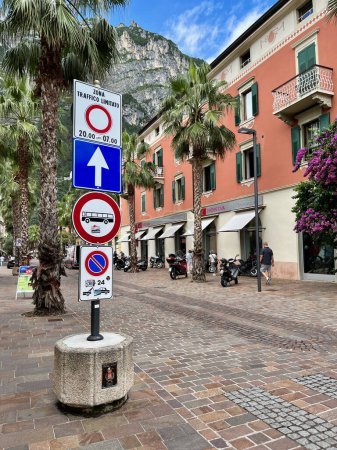 Téléchargez les photos : Riva Del Garda, Italie - 05.08.2023 : Traduction : La zone de trafic limité est active. Panneaux routiers. Photo de haute qualité - en image libre de droit
