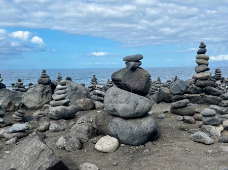 Figuras de piedra en una playa con un hermoso cielo en Tenerife. La isla canaria. Balance y serenidad. Foto de alta calidad