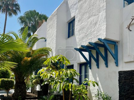 Téléchargez les photos : Maison blanche sur les îles Canaries avec fenêtres bleues. Maisons de vacances à Costa Adeje. Photo de haute qualité - en image libre de droit