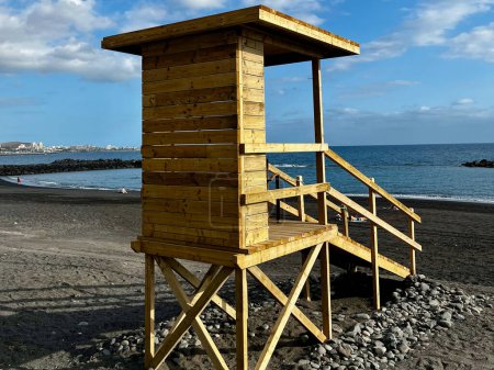 Torre Baywatch en una playa en la mañana, El Duque, Tenerife, Islas Canarias, España. Foto de alta calidad