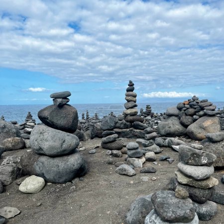Steinfiguren an einem Strand mit schönem Himmel auf Teneriffa. Kanarische Insel. Balance und Gelassenheit. Hochwertiges Foto