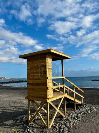 Torre Baywatch en una playa en la mañana, El Duque, Tenerife, Islas Canarias, España. Vertical. Foto de alta calidad