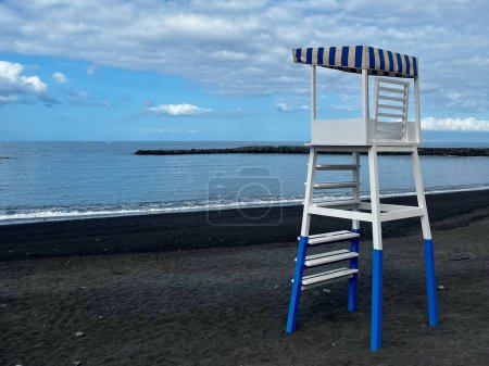 Torre de vigilancia en una playa en Costa Adeje, Tenerife, Islas Canarias, España. Azul y blanco. Buenos días. Foto de alta calidad